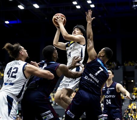 第４クオーター、ブレックスの村岸（右から２人目）がシュートを放つ＝横浜市の横浜ＢＵＮＴＡＩ