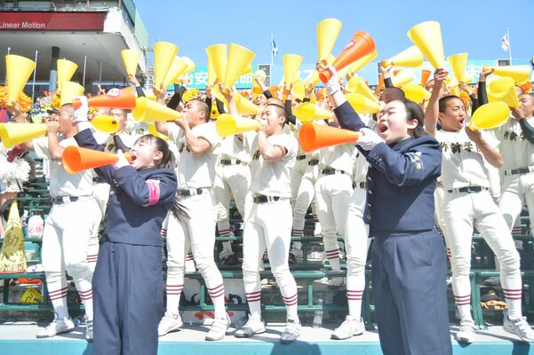 大声を張り上げて選手を鼓舞する作新応援団。手前左は青木応援部長＝１９日午後、甲子園