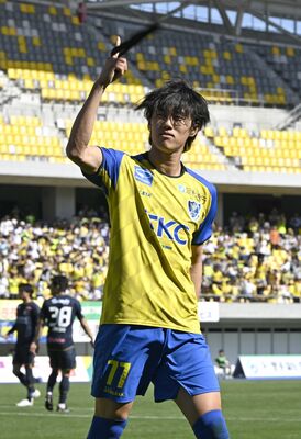 前半42分、栃木ＳＣのＦＷ西野がゴールを決めてヘッドバンドを回す