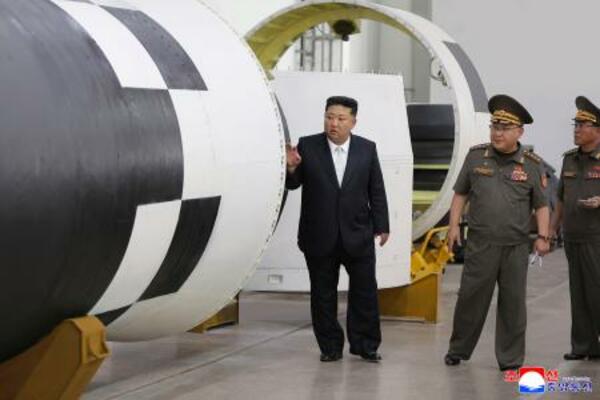 　ミサイル総局傘下の化学材料総合研究院の研究所を訪れた北朝鮮の金正恩朝鮮労働党総書記（左）＝１日（朝鮮中央通信＝共同）