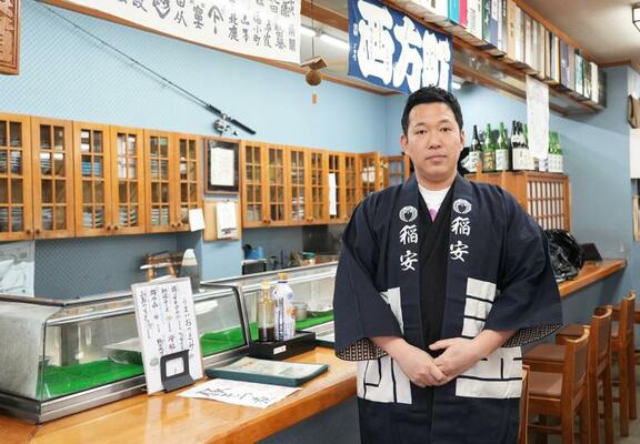 店内に立つ稲尾さん