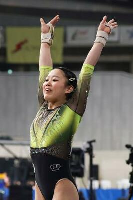 　女子個人総合　跳馬を終えた西山実沙＝東京体育館