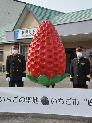 除幕式に臨んだ飯塚駅長（左）ら