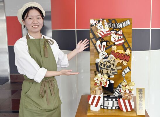 連合会会長賞を受賞した作品を披露する相田さん
