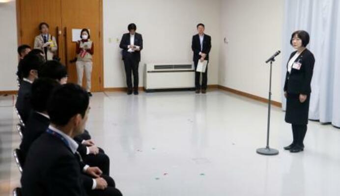 　発令式であいさつする秋田県の信田真弓生活環境部長（右端）＝３０日午前、秋田県庁