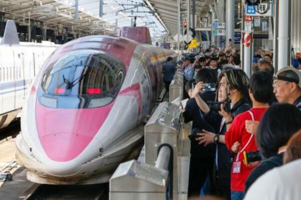 　ラストランでＪＲ新大阪駅に入線した、「ハローキティ」をあしらった５００系新幹線＝１７日午前