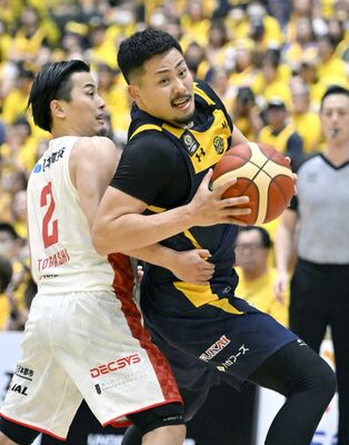 第４クオーター２分、ブレックスの鵤（右）が厳しいマークを受ける＝日環アリーナ栃木、磯真奈美撮影