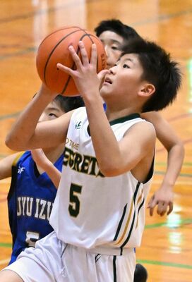 男子2次リーグAブロック 乙女E-友遊いずみ戦 第3クオーター1分、乙女E・豊嶋がシュートを決める=県南体育館