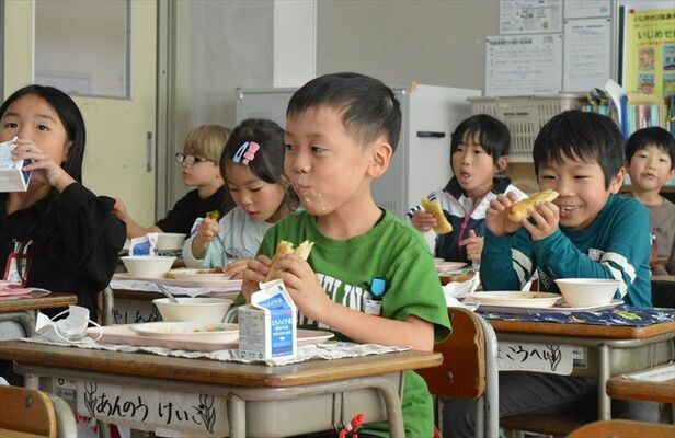 「手作りベーキャップルパイ」を頬張る城山中央小の児童たち