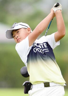 小学４～６年　２アンダー、７０で優勝した小筆（埼玉）＝県民ゴルフ場１番