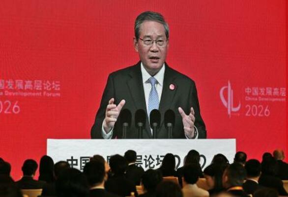 　「中国発展フォーラム」で演説する中国の李強首相を映す大型画面＝２２日、北京（共同）