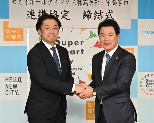 佐藤市長（右）と握手を交わす諸橋社長＝２８日午後、宇都宮市役所