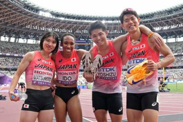 　混合１６００メートルリレー予選で３分１２秒０８の日本新をマークした（左から）松本奈菜子、井戸アビゲイル風果、吉津拓歩、今泉堅貴＝国立競技場