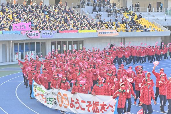 入場する本県選手団＝１日午後、宇都宮市西川田４丁目