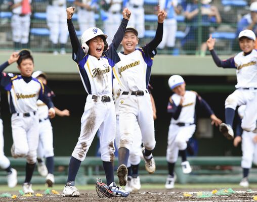初優勝を決めるサヨナラの生還を果たし両手を突き上げて喜ぶ簗瀬スポーツ・穴澤（手前左）＝エイジェックスタジアム