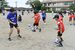 サッカーで児童と交流する松井さん（左）と岩渕さん（中央）