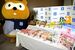 「栃木美味しいもの巡り」の商品をＰＲするローソンのキャラクター＝５日午後、県庁