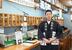 店内に立つ稲尾さん