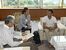 福田知事（左端）と面会するダミアンさん（右端）＝25日午前、県庁