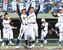 初優勝を決めるサヨナラの生還を果たし両手を突き上げて喜ぶ簗瀬スポーツ・穴澤（手前左）＝エイジェックスタジアム