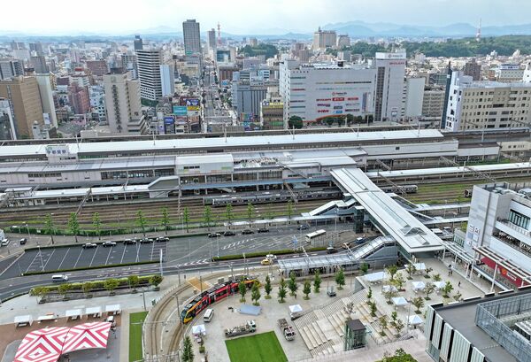 JR宇都宮駅の東側からドローンで望んだ同駅西側＝2024年