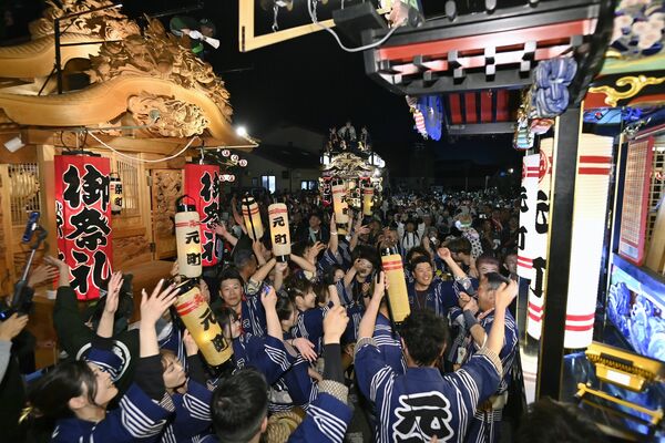 絢爛豪華な屋台が集結し、おはやしを競った「ぶっつけ」＝19日午後７時55分、大田原市山の手１丁目、広瀬華撮影