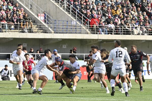 多くの観衆が詰めかける中、白熱したプレーを見せたホンダヒートの選手ら＝24日午後１時30分、ホンダヒート・グリーンスタジアム、広瀬華撮影