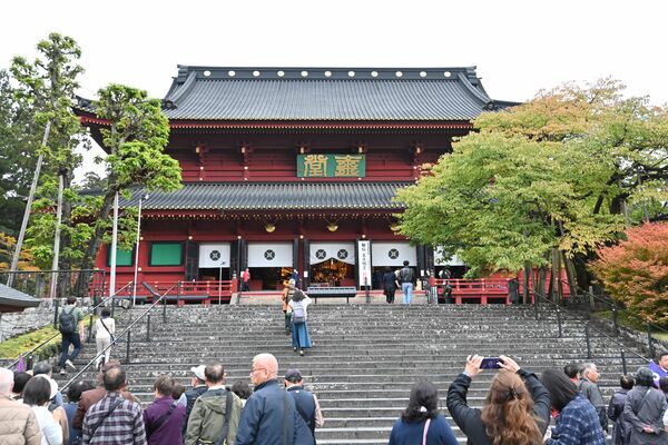 平日でも多くの参拝者が訪れる日光山輪王寺