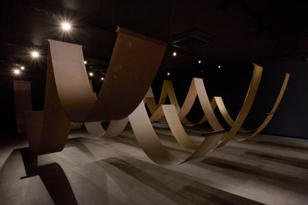 　「考土　ｃｏｄｅ―奄美―」展で紹介されている柳晋哉、金井志人「泥中の布」＝東京・四谷（提供写真）