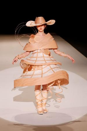 ファッション甲子園2025で優勝した青森県立弘前実業高の「木魂」(提供写真)