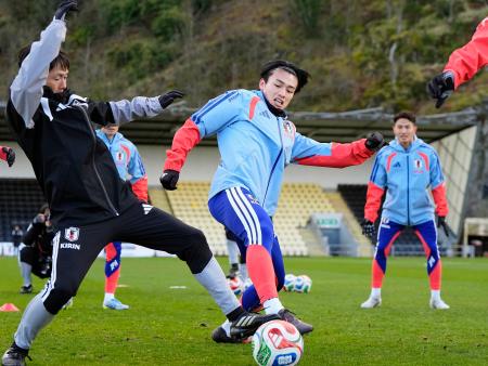 　スコットランド戦に向け調整する上田（手前右）ら＝ダンバートン（共同）