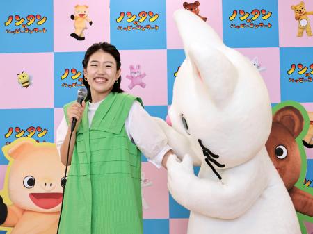 記者会見にノンタンと共に登場した横沢夏子=東京都新宿区