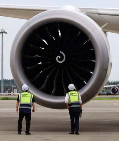 　成田空港の駐機場で機体チェックをする国交省の担当者ら＝８月８日