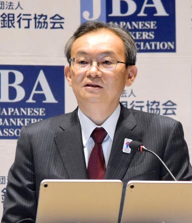 　全国銀行協会の定例記者会見をする三菱ＵＦＪ銀行の半沢淳一頭取＝１８日午後、東京都千代田区
