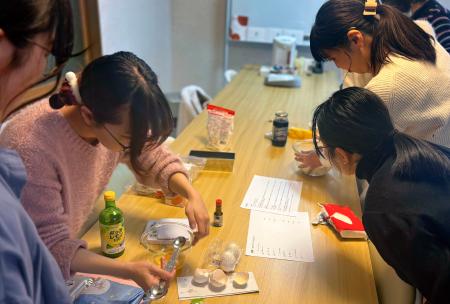 　フリースペース「メイフラワー」でお菓子作りを楽しむ女性ら＝山形市（シスターフッド提供）