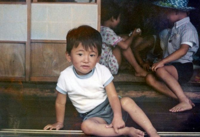 4歳の頃、鹿沼市の親戚宅で遊ぶ福田監督