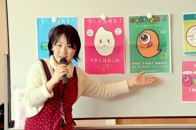 ヨガ＆食育ランチ会で、食事の基本について話す大門さん