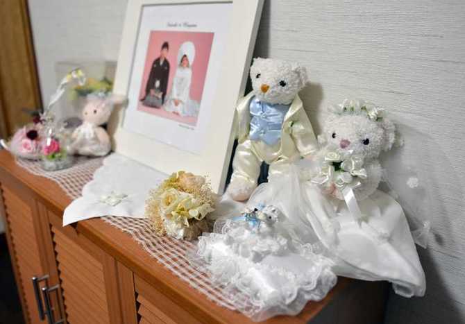 塩尻真由美さんの自宅玄関に飾られる結婚式の思い出。挙式するまでには葛藤があった＝２０１３年１２月２９日、宇都宮市内