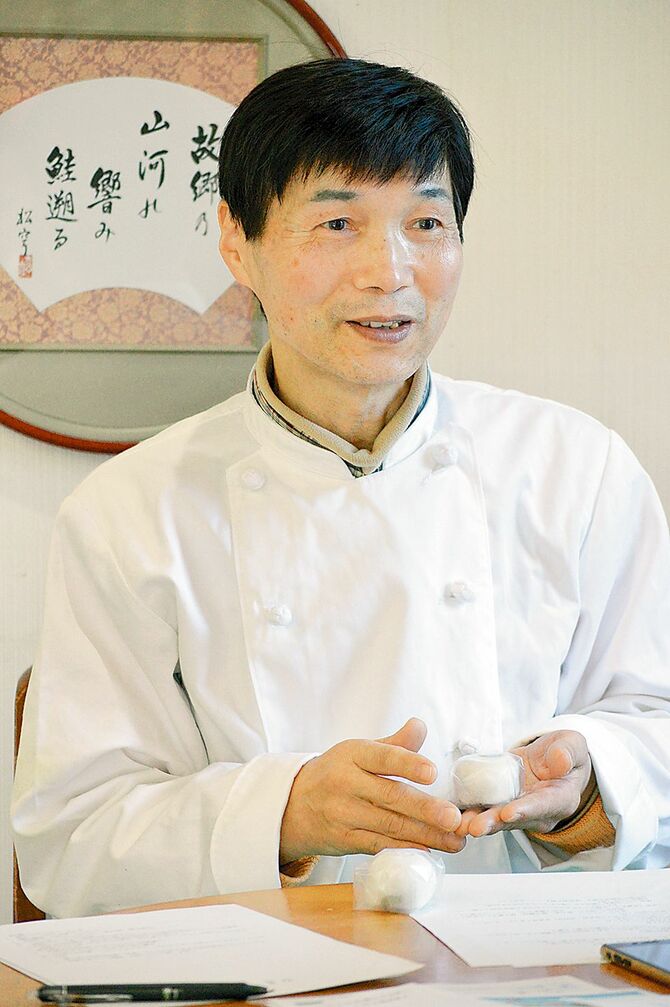 「お客さまに、もっと喜んでもらえるよう、それ以上を作れるよう、どうすればおいしい和菓子ができるかを常に考えています」と話す平澤さん