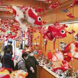 宙を泳ぐ金魚の群れ　つるし飾りなど華やかに800点　とちぎ蔵の街観光館…