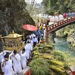 みこし３基、神橋初渡御　世界遺産登録25周年を記念　日光二荒山神社の弥…
