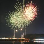 夜空に１万発の大輪、田んぼに反射　佐野でくずうフェスタ