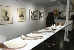 地区内の芸術家 30人が力作出品