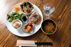 【グルメ探訪】ビーガンでも食べ応え　一汁三菜おまかせプレート　やさい専科ＩＬＯＨＡ（佐野）