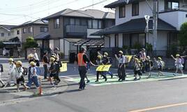 通学の児童生徒 交通安全見守り