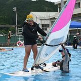 海なし県でもサーフィンできます! 小学校のプールでウインドサーフィン体験会