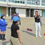 小学生もナイスショット　那須烏山・七合小でゴルフ教室