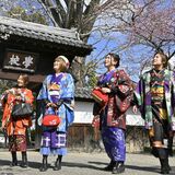 街中巡る「足利きもの物語」　足利銘仙で女性４人が名所旧跡を散策