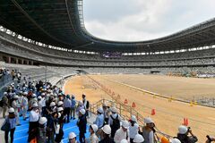 新国立競技場を報道陣に公開
