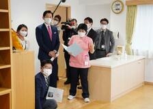 小林鷹之氏、産後ケア施設を視察